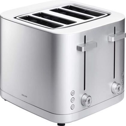 Kitchen appliance: stainless steel toaster in black with extra wide 1.5 slots for bagels, 7 toast settings, even toasting, reheat, cancel, defrost